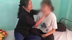 Nữ sinh Lê Thị L. hiện đang được điều trị tại bệnh viện. Ảnh: Infonet