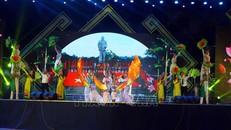 Một tiết mục văn nghệ đặc sắc được biểu diễn tại đêm khai mạc Lễ hội Làng Sen 2019. Ảnh:TTXVN