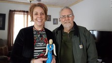 Cô Becca Bundy và ông Bill Cox. Ảnh: CNN