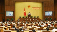 Quốc hội nghe Bộ trưởng Bộ Văn hóa, Thể thao và Du lịch Nguyễn Ngọc Thiện, thừa ủy quyền của Thủ tướng Chính phủ trình bày Tờ trình về dự án Luật Thư viện. Ảnh: TTXVN