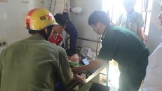 Nạn nhân K. được y sĩ cấp cứu. Ảnh: Báo Nghệ An