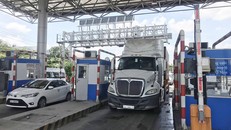 Các tài xế liên tục phản đối việc nộp phí tại trạm BOT T2. Ảnh: Tuổi Trẻ Online