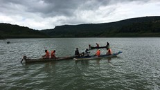 Lực lượng cứu hộ tìm kiếm thi thể nạn nhân. Ảnh: Dân Việt