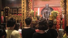 Điện thờ danh sư Chu Văn An nghi ngút khói hương trong sáng nay. Ảnh: Huy Vũ