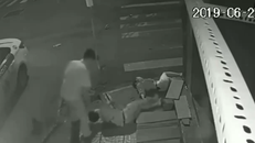 Tài xế taxi bỏ mặc hai nạn nhân sau khi xảy ra va chạm.