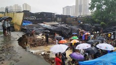 Mưa lớn kéo dài tại Ấn Độ khiến 13 người thiệt mạng do sập tường