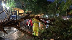 Lực lượng CSGT có mặt tại hiện trường để phân luồng giao thông. Ảnh: Thanh Niên