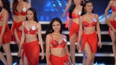 Tại vòng chung khảo phía bắc cuộc thi Hoa hậu Thế giới Việt Nam 2019, các thí sinh mặc bikini màu cam đỏ kết hợp với khăn cuốn hông đồng màu. Ảnh: Zing