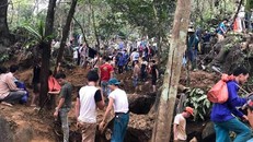 Rất đông người dân tụ tập đào xới ngọn núi để thử vận may. Ảnh: Zing