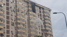 Đám cháy trên tầng 15 khiến lực lượng chức năng gặp khó trong việc dập lửa. Ảnh: Lao Động