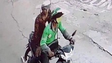 Hình ảnh trích xuất camera ghi lại cảnh tài xế chở đối tượng.