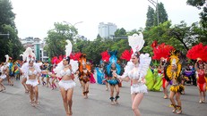 Phố đi bộ Hà Nội hóa sân khấu Carnaval kỷ niệm 20 năm 'Thành phố vì hòa bình'