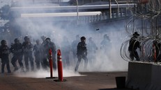 Người di cư tiến hành bạo loạn tại biên giới Mỹ-Mexico