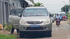 Một chiếc xe biển xanh được cho là chở cán bộ tới dự tiệc cưới con trai bà Hồ Thị Cẩm Đào. Ảnh: Tiền Phong