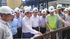 Bộ trưởng Bộ Công Thương Trần Tuấn Anh chỉ đạo tại công trường nhà máy Nhiệt điện Thái Bình 2 ngày 23/7. Ảnh: VGP