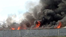 Kho chứa nệm rộng hơn 1.000 m2 bốc cháy ngùn ngụt