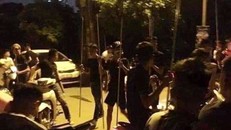 Nhóm thanh niên cầm hung khí tham gia hỗn chiến trong đêm 28/7 tại Hải Hà. Ảnh: VnExpress