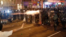 Người dân Hong Kong biểu tình trước trụ sở cảnh sát