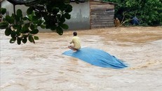 Nước lũ ngày càng dâng cao trên địa bàn xã Phú Sơn, huyện Bù Đăng. Ảnh: TTXVN.