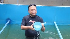 TS Kubo Jun trực tiếp tắm tại bể chứa nước sông Tô Lịch đã qua xử lý bằng công nghệ Nhật Bản. Ảnh: VietNamNet