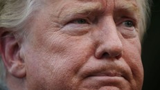 Tổng thống Trump ghé thăm các nạn nhân trong hai vụ xả súng