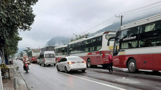 Hàng dài xe cộ tắc nghẽn do sạt lở đất. Ảnh: Tuổi Trẻ Online