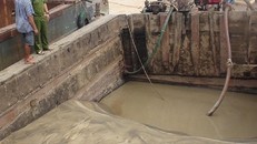 Lực lượng chức năng bắt giữ 4 tàu khai thác cát trái phép trên sông Đồng Nai. Ảnh: PLO