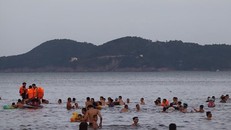 Đưa cả nhà đi nghỉ mát, người cha bị sóng cuốn mất tích