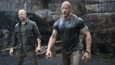 Dwayne "The Rock" Johnson (phải) chính thức trở thành nam diễn viên hưởng lương cao nhất thế giới. Ảnh: Gulf News