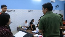 Cong an bắt quả tang hoạt động truyền đạo trái phép. Ảnh: Thanh Niên