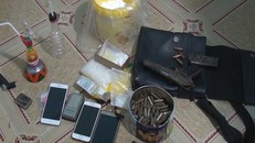 Bắt giữ đối tượng tàng trữ ma túy và súng quân dụng tại nhà riêng