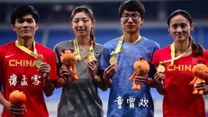 Liao Mengxue (ngoài cùng bên trái) và Tong Zenghuan (đeo kính) bị nghi ngờ gian lận giới tính. Ảnh: Facebook