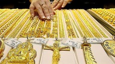 Giá vàng ngày 28/8: Tâm lý e ngại buộc nhà đầu tư quay trở lại với kim quý vàng