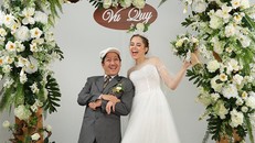 Trường Giang bất ngờ chụp ảnh cưới với gái Tây