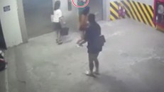 Người đàn ông áo kẻ xanh đã có hành vi sàm sỡ, thậm chí hành hung một phụ nữ tại hầm gửi xe. Ảnh: Zing