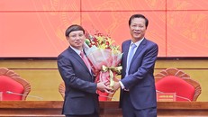 Đồng chí Nguyễn Văn Đọc chúc mừng đồng chí Nguyễn Xuân Ký được bầu làm Bí thư Tỉnh ủy Quảng Ninh.