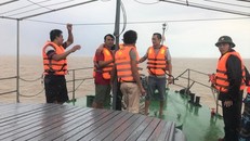 Cứu hộ thành công 4 ngư dân rơi xuống biên