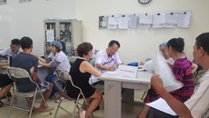 Người dân kéo nhau tới khám tại Trạm Y tế phường Hạ Đình. Ảnh: PLO