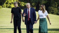 Tổng thống Trump khuyên con trai không hút thuốc lá điện tử