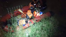 Lực lượng cứu hộ tìm thấy nạn nhân bị rơi xuống sông Hồng. Ảnh: TTXVN