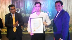 Ông Abraão de Vasconselos - Thống đốc Ngân hàng Trung ương Đông Timor (bên phải) trao giải thưởng cho CEO Telemor Trần Văn Bằng