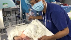 Ưng Hoàng Phúc cùng vợ chào đón con gái mới sinh