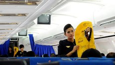 Ăn cắp áo phao trên máy bay, nữ hành khách nộp phạt 8,5 triệu đồng