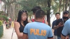 Nữ du khách bị bắt giữ vì mặc bikini phản cảm