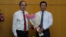 Bí thư Thành ủy TPHCM Nguyễn Thiện Nhân trao quyết định điều động chỉ định Bí thư Quận ủy quận 4 giữ chức Bí thư Quận ủy quận 12. Ảnh: Tiền Phong