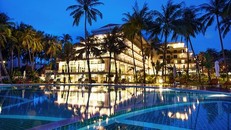 Bé trai 4 tuổi đuối nước tại bể bơi khách sạn