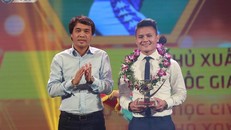 Quang Hải nhận danh hiệu Cầu thủ xuất sắc nhất mùa giải. Ảnh: TTXVN 
