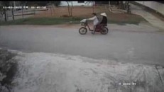 Hình ảnh trích xuất camera cho thấy bà H. đi cùng T. vào ngày cháu mất tích. Ảnh: NLĐ