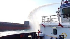 Tàu Hải Dương 89 phun vòi rồng dập lửa cho tàu Yong Shun. Ảnh: Zing