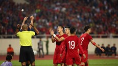 Các cầu thủ Việt Nam phản ứng với các quyết định của trọng tài Ahmed Al Kaf. Ảnh: Vietnamplus